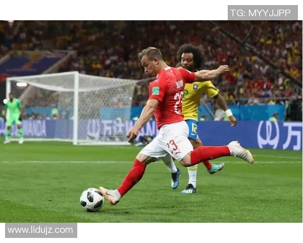 足球明星化身普通人街头踢球引发路人惊喜与欢笑